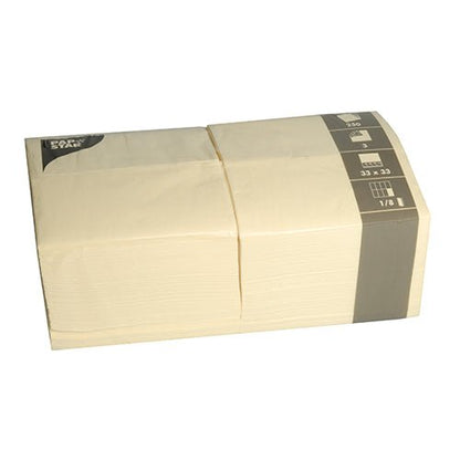 Hromada PAPSTAR 250 servítok, 3-vrstvové, s 1/8-skladom PAPSTAR GmbH (33 x 33 cm), zložený a zabalený v priehľadnej fólii so sivou etiketou s informáciami o produkte na jednej strane.