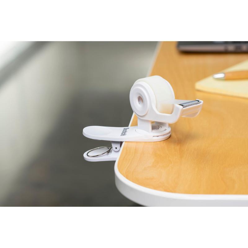 Klip & Twist lepiaca páska Scotch™ C19 s neviditeľnou páskou Scotch® Magic™ (19 mm × 8,89 m) od spoločnosti 3M Deutschland GmbH je pripevnená k drevenému stolu vedľa poznámkového bloku a pera.