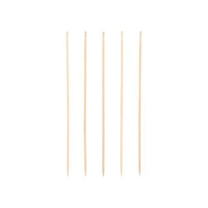 Päť PAPSTAR Fingerfood-paličiek "pure", 15 cm, elegantne vyrezávaných, je vertikálne usporiadaných pred bielym pozadím. Drevené špízy od PAPSTAR GmbH majú špicatý koniec a zaoblenú hlavu - ideálne pre catering.