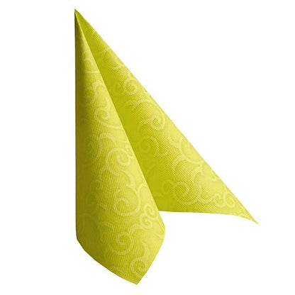 Jedna zelená PAPSTAR "ROYAL Collection" 1/4-skladacia 40 x 40 cm servítka od PAPSTAR GmbH je zložená vertikálne do kužeľovitého tvaru na bielom pozadí - ideálna pre slávnostné príležitosti.