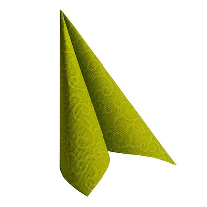 Zložená zelená PAPSTAR GmbH "ROYAL Collection" servítka 40 x 40 cm (1/4-skladacia) stojí vzpriamene v trojuholníkovom tvare na bielom pozadí.