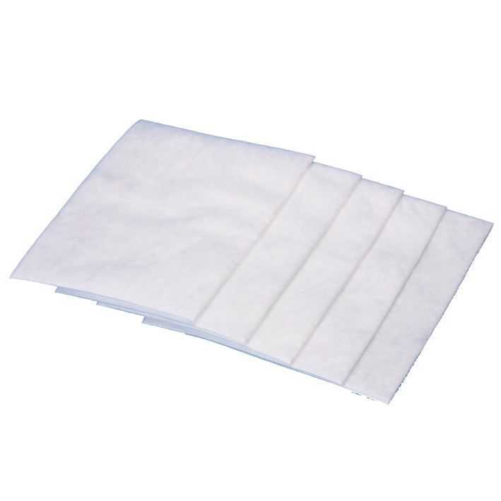 Päť bielych mikrofiltračných vložiek od Diversey Deutschland GmbH & Co. OHG pre Ergodisc/Jet 38/50 a sacie agregáty 230V sú naskladané na jednofarebnom pozadí a ukazujú svoju mäkkú netkanú štruktúru. Predáva sa v kartóne s 5 baleniami.