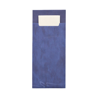 Biela servítka je čiastočne zasunutá do PAPSTAR 520 tašky na príbor (20 x 8,5 cm, 2-vrstvová, 33 x 33 cm) z jemne vzorovaného materiálu značky PAPSTAR GmbH.