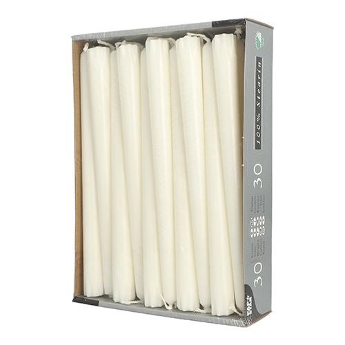 Obdĺžniková kartónová miska spoločnosti PAPSTAR GmbH pojme 30 bielych sviečok (24 cm, Ø 2,2 cm, 100% stearín) vo vertikálnom usporiadaní; čiastočne otvorené balenie ukazuje sviečky a sivú bočnú stenu s textom a ikonami.