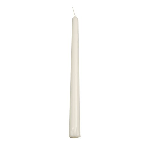 Jedna nezapálená PAPSTAR sviečka (24 cm, Ø 2,2 cm, biela, 100 % stearín) z 30-dielneho kartónového tácky stojí vzpriamene pred bielym pozadím. Známa pre svoju dlhú dobu horenia. Značka: PAPSTAR GmbH.