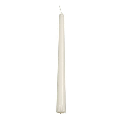 Jedna nezapálená PAPSTAR sviečka (24 cm, Ø 2,2 cm, biela, 100 % stearín) z 30-dielneho kartónového tácky stojí vzpriamene pred bielym pozadím. Známa pre svoju dlhú dobu horenia. Značka: PAPSTAR GmbH.