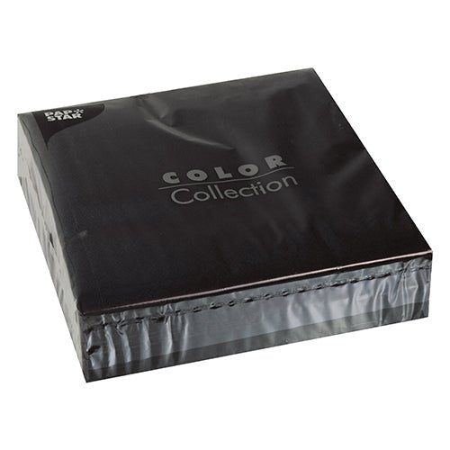 Zapečatené balenie s 50 obrúskami od PAPSTAR GmbH, 2-vrstvové 1/4-sklad, čierne papierové obrúsky (40 x 40 cm) z „Color Collection“, so strieborným textom, ktorý je mierne šikmo zobrazený na bielom pozadí.