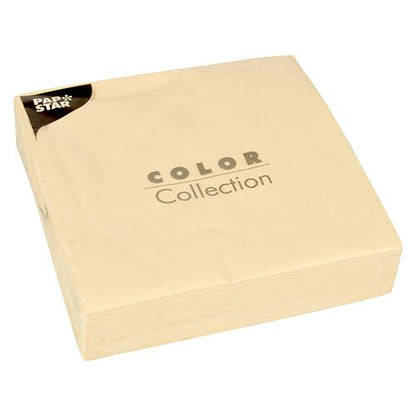 Zapečatené béžové balenie obrúskov (50 kusov) od PAPSTAR GmbH, 2-vrstvové, 1/4-sklad, 40 x 40 cm z Color Collection, s malým logom v ľavom hornom rohu a jednoduchým balením s úhľadne naskladanými obrúskami.