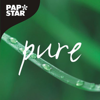 Detailný záber na zelené steblo trávy s kvapkami vody a bielym nápisom "pure" prekrýva logo PAPSTAR GmbH vľavo hore a zvýrazňuje ekologický kartón Saucentrays "pure" 3,5x3 cm biely na občerstvenie (50 kusov) v zmršťovacej fólii.