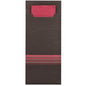 Ein dunkelbrauner PAPSTAR 520 Bestecktaschen-Umschlag (20x8,5cm) der PAPSTAR GmbH mit einer passenden roten Serviette, die teilweise im Inneren sichtbar ist, weist an der Unterseite drei horizontale rote und graue Streifen auf.