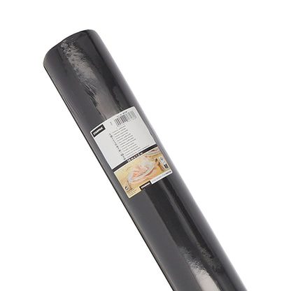 Detailný záber na obrus Starpak, podobný látke Airlaid (20 m x 1,2 m) od Starpak, s bielym štítkom s textom a obrázkami jedál, ktorý zdôrazňuje jeho odolný a ľahko čistiteľný povrch, ideálny na prípravu jedál alebo pečenie.