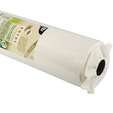 Detailný záber na PAPSTAR obrus ROYAL Collection, biely (25 m x 1,18 m), od PAPSTAR GmbH zobrazuje zvinutý biely obrus so štruktúrovaným povrchom a béžovou etiketou na bielom pozadí.