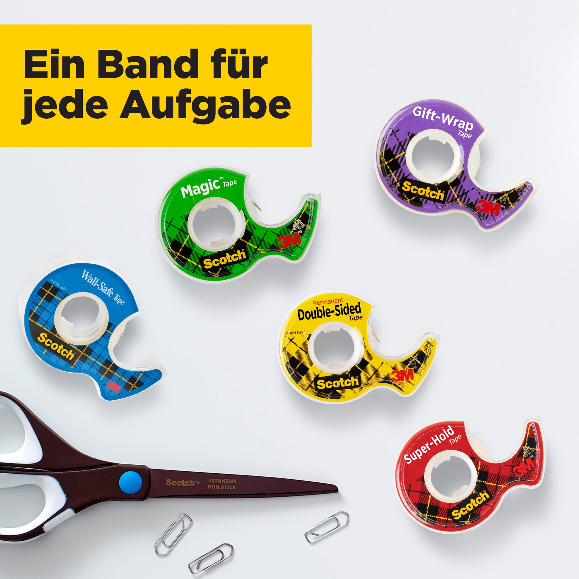Eine Scotch® Magic™ Unsichtbares Klebeband Nachfüllpackung, 1 Rolle (19 mm x 25 m), von 3M Deutschland GmbH liegt mit Schere und Büroklammern auf weißem Untergrund. Oben links zeigt eine gelbe Box: "Ein Band für jede Aufgabe.
