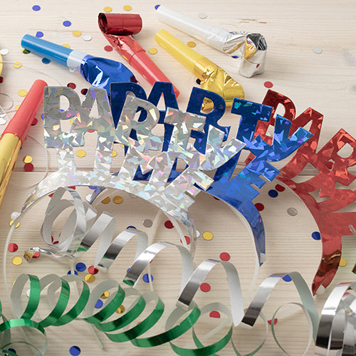 4 čelenky farebne zoradené „Metallic“ od PAPSTAR GmbH žiaria v jasných metalických farbách ako modrá, červená a strieborná – ideálne na párty s konfetami, zvlnenými stužkami a farebnými hlučnými predmetmi na svetlom drevenom povrchu.