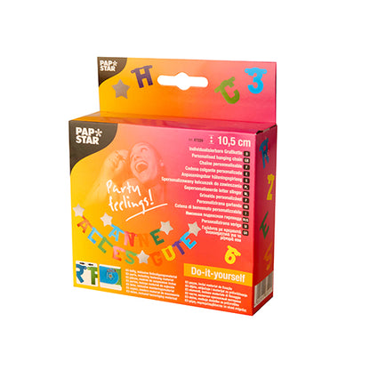 Sada prispôsobiteľných reťazcov pozdravov PAPSTAR GmbH, ktorá je výpredajovým artiklom, prichádza vo farebnej krabici s farebnými písmenami, veselými motívmi, viacjazyčným textom a podrobnosťami o produkte vrátane rozmerov na prednej strane.