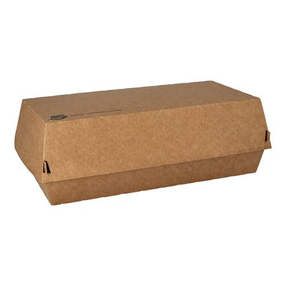 Zatvorená, obdĺžniková PAPSTAR baguettebox „pure“, hnedá (7,5x10,7x22 cm) z ekologickej lepenky s klapkovým vekom od PAPSTAR GmbH leží na bielom pozadí.