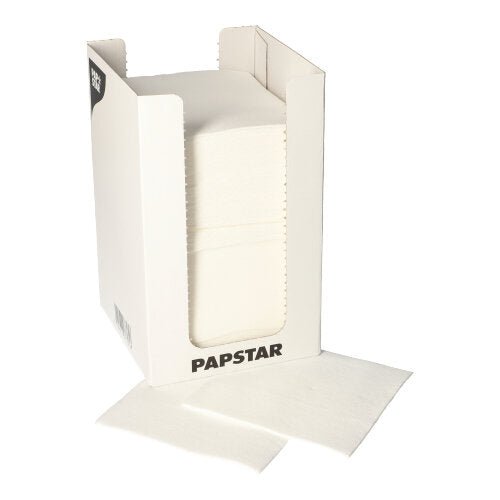 Biely kartónový dávkovač s nápisom „PAPSTAR GmbH“ obsahuje stoh PAPSTAR 100 servítok, 2-vrstvové „PUNTO“ 1/4-sklad, 20x20 cm; dve servítky sú čiastočne vytiahnuté a umiestnené pred krabicou.
