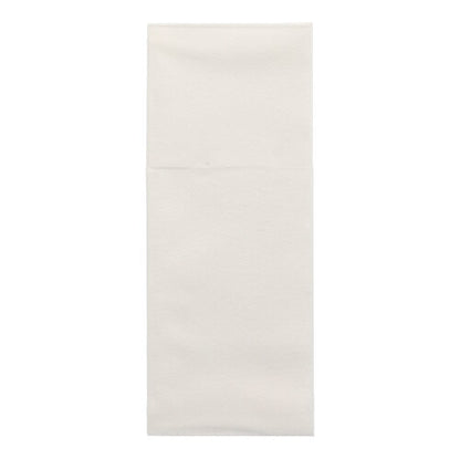 Starpak 100 vreckové tašky na príbory, Airlaid 40 cm x 48 cm s prehybom na príbory, sú čisto zložené a prezentované pred jednoduchým bielym pozadím – ideálne pre elegantnú stolovú dekoráciu.