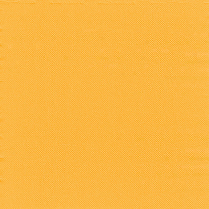 Detailný záber na jednofarebnú žlto-oranžovú štruktúrovanú látku s decentnou diagonálnou väzbou, ideálnu na stolovú dekoráciu alebo v kombinácii s 30 2-vrstvovými servítkami „PUNTO“ 1/4-sklad 38 x 38 cm od PAPSTAR GmbH pre nápadné stolové dekorácie.