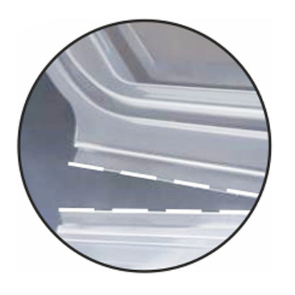 Detailný záber kovového okraja s nesprávnym zarovnaním dosky, zvýraznený prerušovanou čiarou – podobne ako problémy s tvarom, ktoré boli pozorované u Starpak 50 obalových pohárov s klapkovými vekami, PP priehľadné osemuholníkové od Starpak.