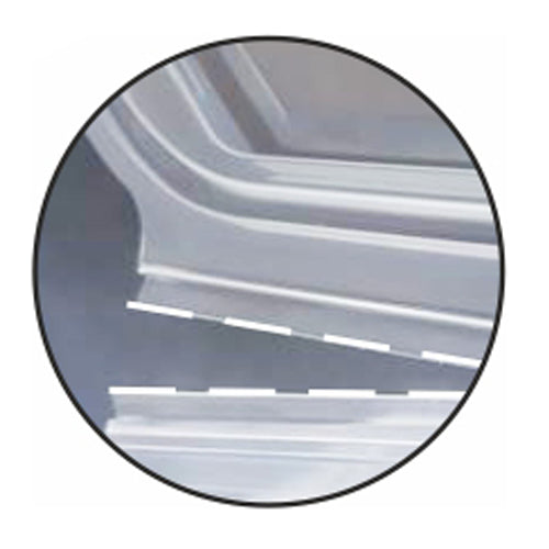 Detailný záber dvoch prekrývajúcich sa Starpak 50 obalových pohárov s klapkovými vekami (PP, priehľadné, osemuholníkové) s prerušovanou bielou čiarou, ktorá označuje miesta, kde môže dôjsť k rezu alebo oddeleniu na ich okrajoch.