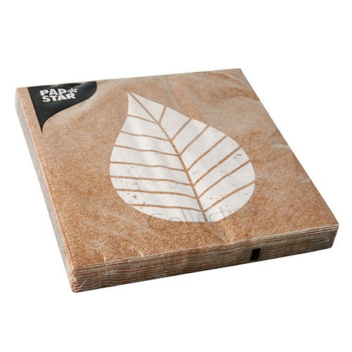 Jedno balenie PAPSTAR 20 servítok, 33 × 33 cm, 3-vrstvové, zložené na štvrtinu, v prírodnej farbe od PAPSTAR GmbH – ideálne pre štýlovú a praktickú výzdobu stola.