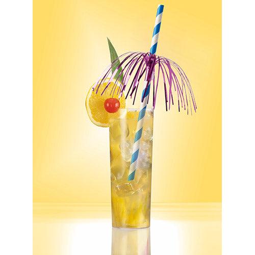 Vysoký pohár s chladeným žltým nápojom s plátkom pomaranča, čerešňou, zeleným listom, fialovým dáždnikom a modro-bielou PAPSTAR 50 papierovou slamkou (Ø 6 mm · 20 cm od PAPSTAR GmbH) na žltom pozadí.