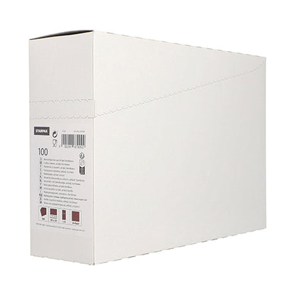 Starpak 100 krabica na vrecká na príbory Airlaid (40 x 33 cm) stojí vzpriamene s čiastočne otvoreným vekom a odhaľuje pohľad na štítok s textom, symbolmi a čiarovými kódmi. Často používaná v reštauráciách na organizáciu vreciek na príbory pred jednoduchým bielym pozadím.