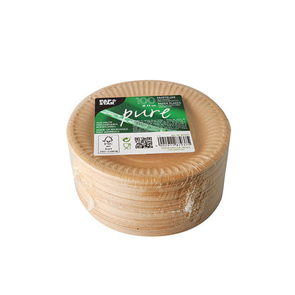 Stoh okrúhlych, svetlohnedých PAPSTAR 100 tanierov kartón "pure" od PAPSTAR GmbH. Vrchný papierový tanier zobrazuje zelený štítok s detailmi produktu, čiarový kód a FSC-certifikované symboly na bielom pozadí.