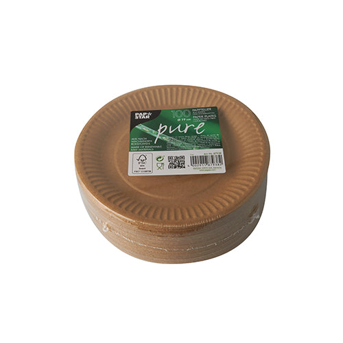 Stoh hnedých, okrúhlych PAPSTAR 100 tanierov "pure" z kartónu so zeleným štítkom od PAPSTAR GmbH zobrazuje značku a ekologické informácie; FSC-certifikované taniere sú úhľadne usporiadané na bielom pozadí.
