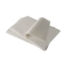 Stoh PAPSTAR mäsiarskeho voskového papiera (37,5x25 cm, biely, mastnotu odolný palmový vosk) od PAPSTAR GmbH, s čiastočne zdvihnutým a preloženým listom, izolovaný na bielom pozadí.