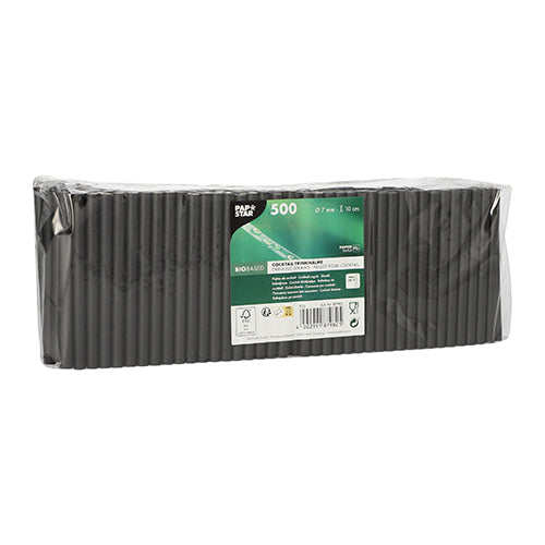 Eine Packung mit 500 PAPSTAR Cocktail-Trinkhalmen (Papier-Trinkhalme, schwarz, Ø 7 mm, 10 cm) der PAPSTAR GmbH, verpackt in transparenter Folie. Das Frontetikett zeigt Produktinformationen, Zertifizierungen und hebt die biobasierten Papier-Trinkhalme als umweltfreundliches Accessoire hervor.