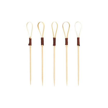 Štyridsať PAPSTAR Fingerfood Picker 10 cm "Loop" Cocktail Picks spoločnosti PAPSTAR GmbH, ideálne na občerstvenie a fingerfood, sa vyznačujú jedinečným loop dizajnom s tmavohnedými ovinutými časťami, ktoré sú usporiadané vzpriamene na jednoduchom bielom pozadí.