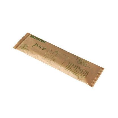 Hnedé obdĺžnikové papierové balenie s nápisom „PAPSTAR Pure“ od PAPSTAR GmbH obsahuje 50 príborových setov z dreva so servítkami. Ekologické balenie je na prednej strane ozdobené zeleným textom a kresbami vidličky, noža a servítky.