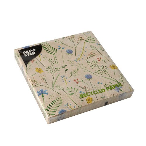 Štvorcová krabička PAPSTAR 20 servítok, 33 × 33 cm, 3-vrstvové, z recyklovaného papiera s kvetinovým vzorom a čiernou etiketou „PAP STAR“ v ľavom hornom rohu, zabalené v priehľadnej fólii. Značka: PAPSTAR s.r.o.
