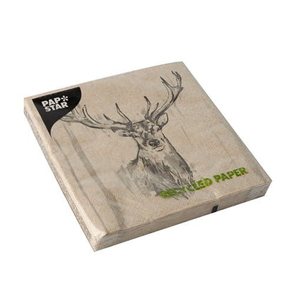 Hromada PAPSTAR 20 servítok, 33 × 33 cm, 3-vrstvové, 1/4-preložené, prírodná farba PAPSTAR GmbH sa dodáva v štvorcovom obale s náčrtom jelenej hlavy a je označená ekologickou značkou „Recyklačný papier“.