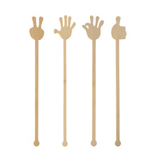 Abgebildet sind vier PAPSTAR 100 Getränke-Quirle der PAPSTAR GmbH, jeweils mit einer anderen Handform an der Spitze. Hergestellt aus biologisch abbaubarem Bambus „pure“, sind diese Quirle umweltfreundlich und verfügen über lange, gerade Griffe.