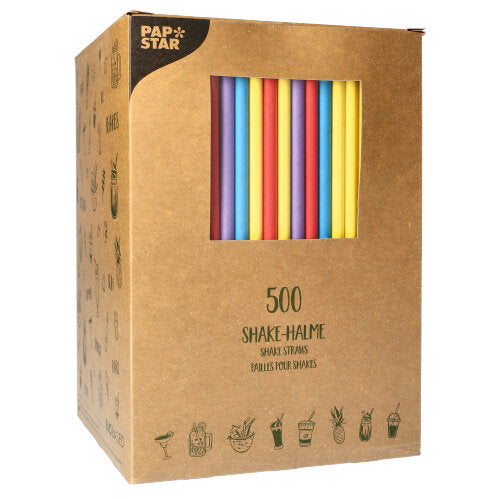 Cez okno je viditeľná hnedá kartónová krabica s 500 PAPSTAR-papierovými shake slamkami (8 mm × 25 cm). V ľavom hornom rohu je viditeľné logo spoločnosti PAPSTAR GmbH, na prednej a bočnej strane sú vytlačené symboly a text.