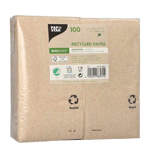 Balenie so 100 PAPSTAR GmbH servítkami, 3-vrstvové, 33x33 cm, prírodné, z recyklovaného papiera vo fólii. Biobázované a ekologické s viacjazyčnými informáciami o produkte a symbolmi recyklácie na obale.