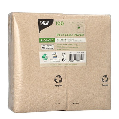 Balenie so 100 PAPSTAR GmbH servítkami, 3-vrstvové, 33x33 cm, prírodné, z recyklovaného papiera vo fólii. Biobázované a ekologické s viacjazyčnými informáciami o produkte a symbolmi recyklácie na obale.