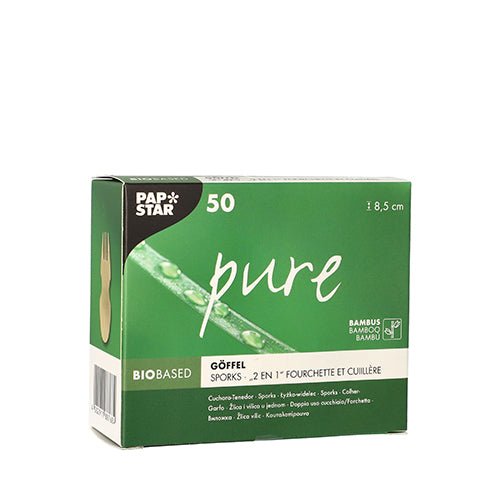 Zelená krabica s nápisom "PAPSTAR pure" obsahuje 50 bambusových göffelov od PAPSTAR GmbH s dĺžkou 8,5 cm - ideálne na fingerfood. Balenie je ozdobené bambusovými motívmi a viacjazyčným textom a je vhodné pre udržateľné party potreby.