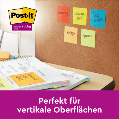 Korková doska zobrazuje Post-it® Super Sticky 100% recyklovateľné poznámky (47,6 mm x 47,6 mm, 70 listov/blok, PEFC) od 3M Deutschland GmbH. Otvorený zápisník a poznámky ležia na stole. Nemecký text znie: "Perfektné pre vertikálne povrchy.