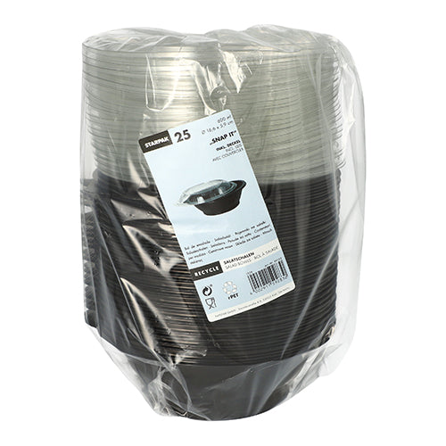 Balenie 25 čiernych šalátových misiek Starpak „Snap It“ (PET, 600 ml, Ø16,6 cm, 5,9 cm) s priehľadným viečkom z R-PET, zabalené v plastovej fólii a s bielou etiketou na prednej strane s detailmi produktu a čiarovým kódom.
