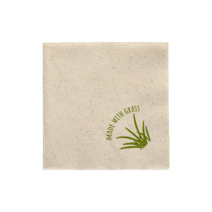 Die 250 Servietten der PAPSTAR GmbH sind beige, 2-lagige quadratische Servietten (24 x 24 cm) mit sichtbaren Fasern, einer grünen Grasgrafik und dem Aufdruck „MADE WITH GRASS“ in einer Ecke.