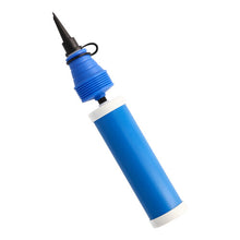 Špeciálna pumpa na balóniky PAPSTAR (27,5 cm, modrá) od spoločnosti PAPSTAR GmbH je zobrazená vo zvislej polohe s čiernou tryskou na bielom pozadí, ideálna na rýchle nafukovanie balónikov na večierkoch. Vrecko s 1 kusom.