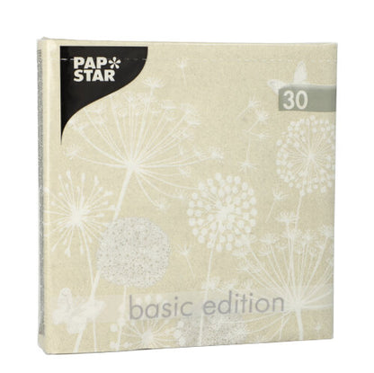 Béžové štvorcové balenie PAPSTAR 30 servítok (3-vrstvové, 1/4-sklad, 33x33 cm) od PAPSTAR GmbH ukazuje biely motív púpavy, nápis „Basic Edition“, číslo „30“ vpravo hore a logo PAPSTAR v ľavom hornom rohu.