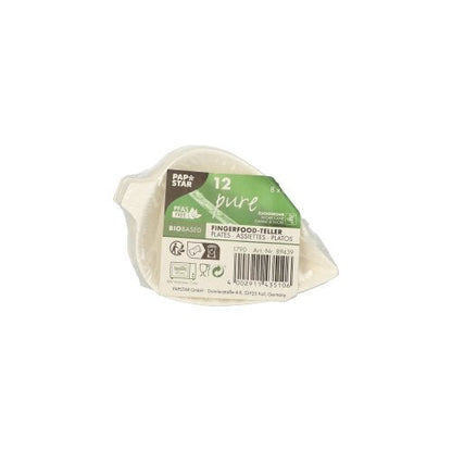 Priehľadný plastový obal s 12 Fingerfood taniermi od PAPSTAR GmbH, cukrová trstina „pure“, biely. Etiketa obsahuje informácie o produkte a symboly recyklácie. Taniere sú biologicky odbúrateľné a vyrobené z cukrovej trstiny.