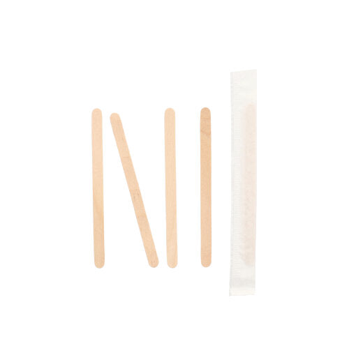 Štyri PAPSTAR 1000 miešacích paličiek z dreva „pure“ od PAPSTAR GmbH sú vertikálne usporiadané na bielom pozadí, štvrtá palička je jednotlivo zabalená.