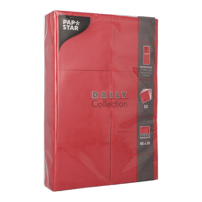 Balík PAPSTAR 50 servítok „DAILY Collection“ 48 cm x 30 cm so skladaním na príbor od PAPSTAR GmbH, obalený v priehľadnom plaste, ukazuje produktové detaily a vlastnosti v bielom a sivom písme na obale.