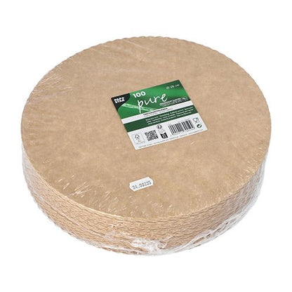 Hromada okrúhlych, hnedých, biologicky rozložiteľných papierových tanierov, ktoré PAPSTAR GmbH s nápisom „PAPSTAR „100 podložiek pod torty, lepenka ‚pure‘, okrúhle“ je zabalené v priehľadnej fólii a označené zeleno-bielou etiketou s nápisom „Informácie o produkte a kvalita pre gastronómiu“.